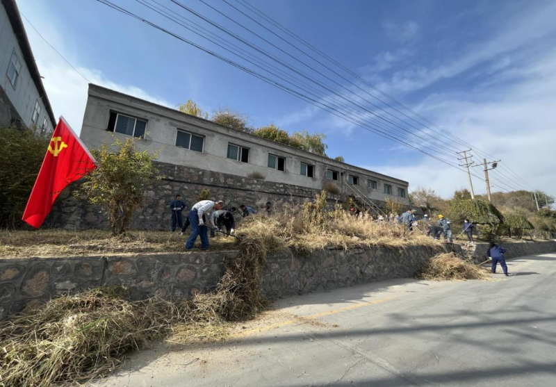 有工投黨員干部、團(tuán)員青年的耕耘那處便是公司最美麗的一角-----物產(chǎn)工投公司開展環(huán)境專項(xiàng)整治主題黨日、團(tuán)日活動(dòng)