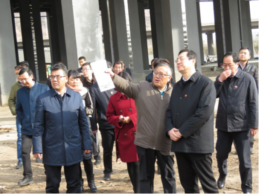 省委常委、西寧市委書記王曉在青海省物產(chǎn)集團(tuán)總公司黨委書記、總經(jīng)理王玉輝陪同下，深入青海物產(chǎn)朝陽物流園區(qū)。