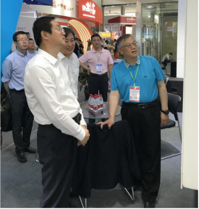 省委常委、西寧市委書記王曉蒞臨第十九屆青洽會(huì)青海物產(chǎn)展位參觀